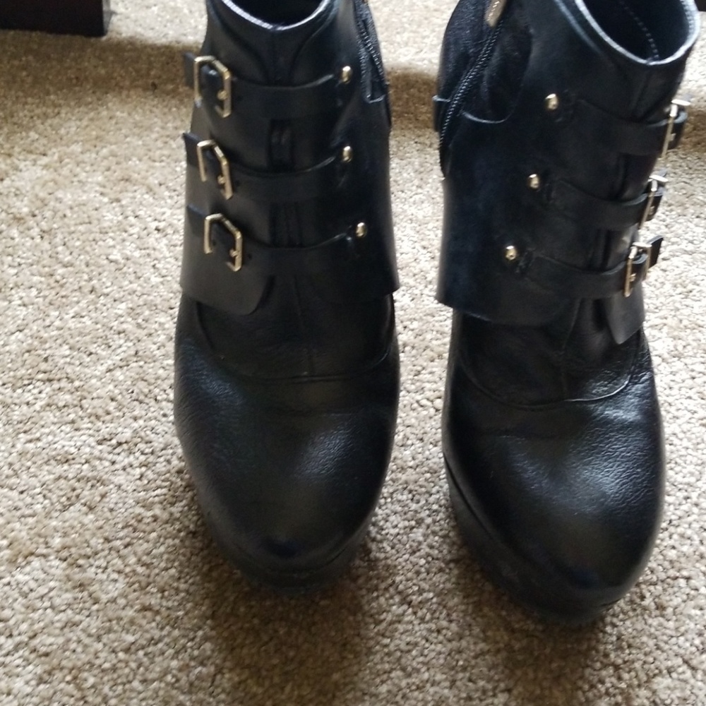 BCBG BOOTIES - Picture 2 of 7